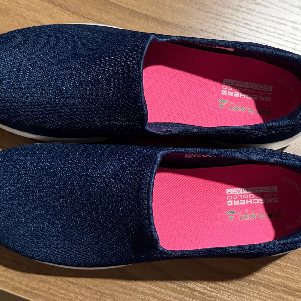 Skechers Women's Go Walk air cooled Goga mat slip on shoes in Navy. - Picture 2 of 5